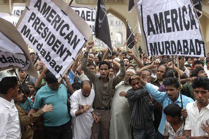 Indios de confesión chií se manifiestan contra la visita de Barack Obama, ayer en una mezquita de Lucknow, en el Estado de Uttar Pradesh.