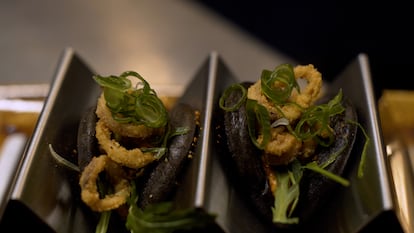 El bocata de calamares con romescu de Anica, una de las tapas que mezclan sabores de Madrid y de Barcelona, inventada por el cocinero Alejandro Quintanar.