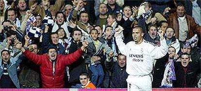 Ronaldo se señala el número de la camiseta tras su segundo gol entre el alborozo de los aficionados.