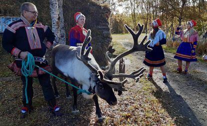 La familia Oskal, dedicada al pastoreo de renos, en Nordland (Noruega).