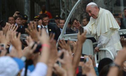 El papa Francisco saludando a sus fieles