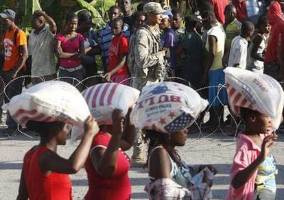 Reparto de ayuda en el estadio Silvio Catónn de Puerto Príncipe