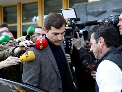 GRAF4364. MADRID, 09/03/2020.- El exfutbolista español Iker Casillas a su salida este lunes de la sede del Consejo Superior de Deportes, tras la reunión que ha mantenido con la presidenta del organismo, Irene Lozano. EFE/Rodrigo Jiménez