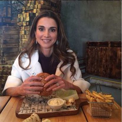 Rania de Jordania publicó en su perfil de Instagram una foto de ella comiendo una hamburguesa.