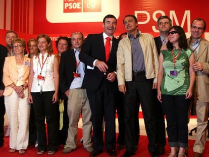 Dolores Agudo (a la izquierda), en el congreso de 2007 que aup&oacute; a Tom&aacute;s G&oacute;mez como l&iacute;der del PSM. 