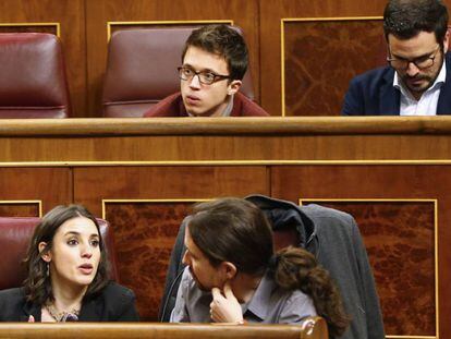 Irene Montero y Pablo Iglesias, en primera l&iacute;nea. &Iacute;&ntilde;igo Errej&oacute;n, al fondo. 