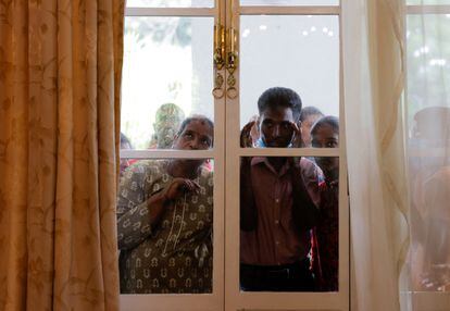 Miles de personas irrumpieron el domingo en el palacio presidencial en Colombo (Sri Lanka) en protesta por la gran crisis económica que sufre el país asiático. Cientos de personas continúan ocupando este lunes la residencia oficial a la espera de que las dimisiones del primer ministro y el presidente sean efectivas. En la foto, un grupo de manifestantes en la residencia del jefe de Gobierno.