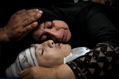 Una mujer llora ante el cuerpo de familiar muerto, durante los enfrentamientos con las tropas israelíes cerca de la ciudad de Nablus, en su funeral en Jenin (Cisjordania). 