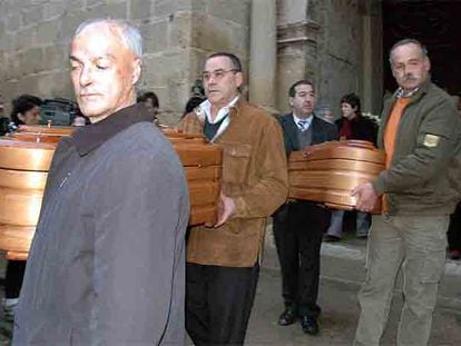 Vecinos de la localidad de Torrecilla de Alcañiz (Teruel) portan a la salida del funeral los féretros de los bebés fallecidos.