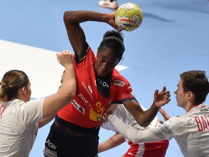 Alexandrina Barbosa intenta jugar el balón ante la oposición de las defensoras polacas durante el partido de este lunes.