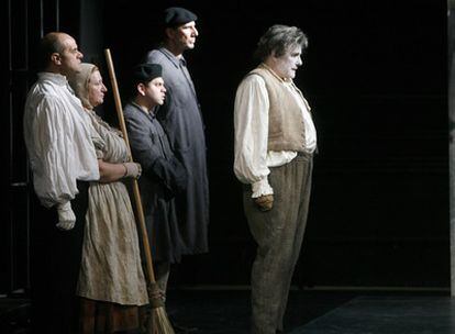 Escena de <i>El avaro,</i> de Molière, en el teatro María Guerrero de Madrid, durante un ensayo.