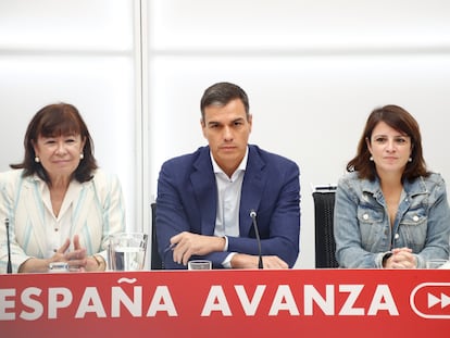 De izquierda a derecha, la presidenta del PSOE, Cristina Narbona, el presidente del Gobierno, Pedro Sánchez, y la portavoz socialista en el Congreso, Adriana Lastra, en 2019.