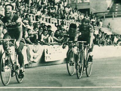 Barry Hoban se impone en la llegada de Burdeos, durante el Tour de 1969.