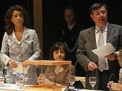 Guadalupe Bragado (de pie), durante la votación del pleno de investidura del sábado en Leganés.