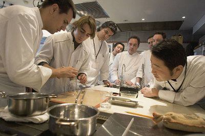 De izquierda a derecha, Oriol Castro, Jordi Roca, Carles Abellán y Ferran Adrià, en la escuela de Yukio Hattori, en Tokio, preparan un plato junto a cocineros japoneses.