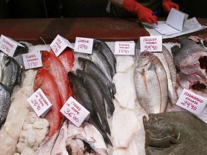 Un puesto de venta de pescado en un mercado.