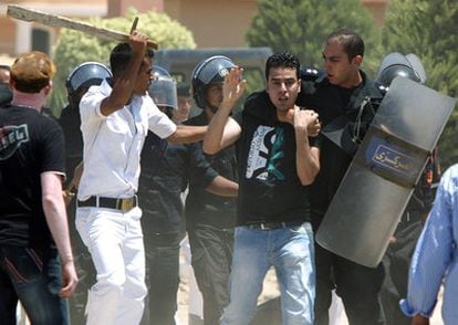 La policía detiene a un manifestante cerca de la Academia de Policía de El Cairo.