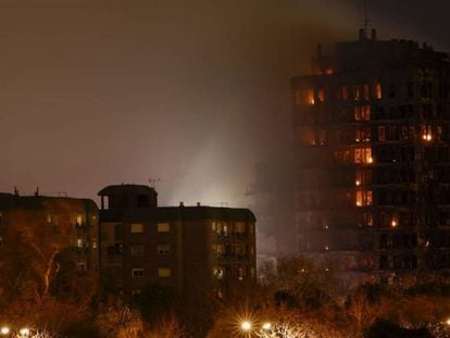 Vista del incendio de un edificio de viviendas de Valencia.