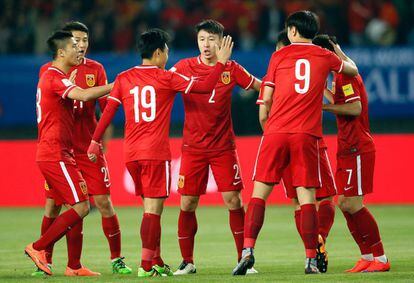 Los jugadores chinos celebran un gol en el partido contra Malfivas. 