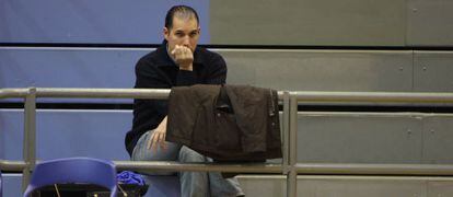 Juan Cuenca, en la grada durante un partido del CAV Murcia 2005.