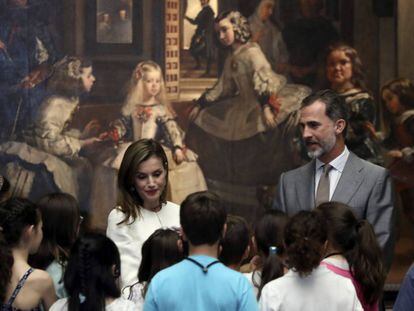Los Reyes conversan con grupo de escolares en el Museo del Prado.