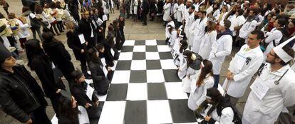 Los médicos escenifican en la plaza frente al museo Reina Sofía un “ajedrez sanitario”.