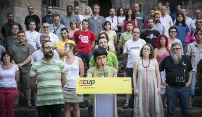 Los diputados y regidores de la CUP este jueves en la plaça del Rei en Barcelona.