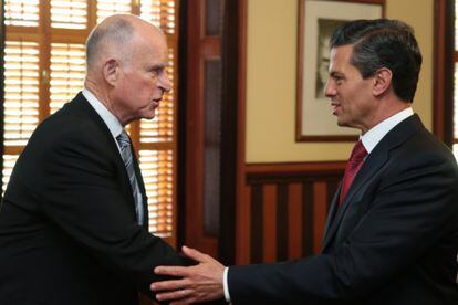 El gobernador de California (i) y el presidente de M&eacute;xico