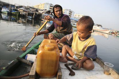 "La vida como pescador es difícil, deseo un futuro mejor para mi hijo", suspira Lukman.