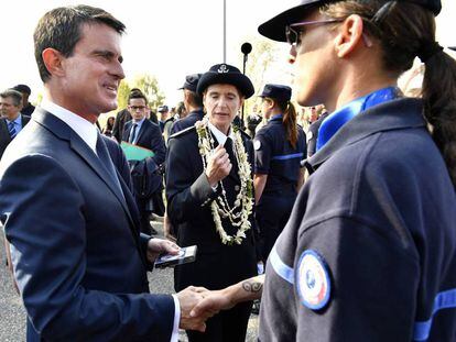 Manuel Valls en una ceremonia de promoci&oacute;n de carceleros