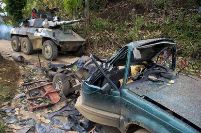 Una tanqueta pasa junto a un coche bomba en Cauca el martes. 