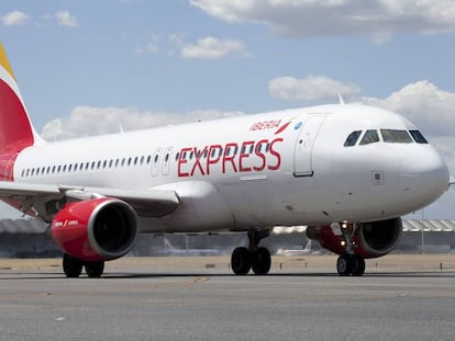 Avi&oacute;n de Iberia Express en el aeropuerto madrile&ntilde;o de Barajas.