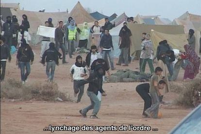 Imagen de un vídeo de la Gendarmería marroquí que muestra el linchamiento de unos policías durante el desmantelamiento del campamento de Agdaym Izik, el pasado 8 de noviembre.