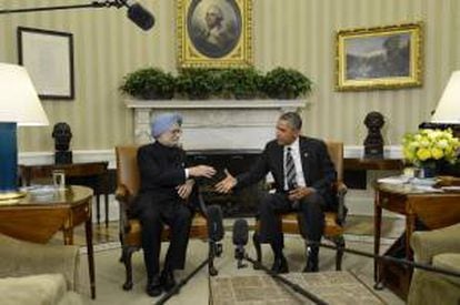 El presidente de Estados Unidos, Barack Obama (d), y el primer ministro de la India, Manmohan Singh (i), durante su reunión en el Despacho Oval en la Casa Blanca, en Washington DC, EE.UU..