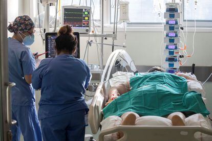 Dos enfermeras atienden a un paciente en la UCI del hospital Reina Sofía de Murcia, el 18 de enero.