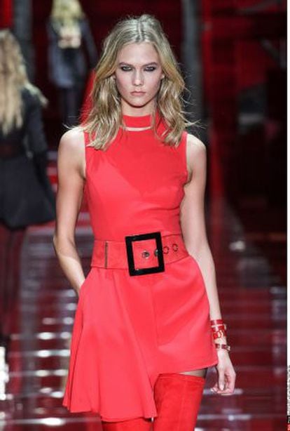 Karlie Kloss en la Semana de la Moda de Milan, modelando para Versace.