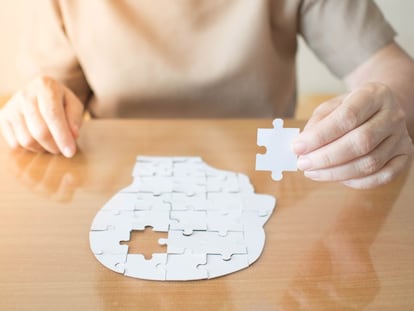 
La Fundación La Caixa y la Fundación Pasqual Maragall impulsan conjuntamente una nueva edición del curso universitario para poder asesorar a los cuidadores de personas con alzhéimer, adaptado a este nuevo contexto, en formato online y gratuito.