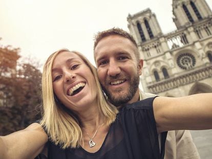 Gracias a la ayuda de parejas felices como esta, podrá reconstruirse Notre Dame.