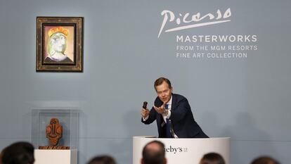 El subastador Oliver Barker anima la puja, este sábado en el casino Bellagio de Las Vegas por el cuadro 'Femme au béret rouge-orange', de Picasso, que se vendió por 40,47 millones de dólares.