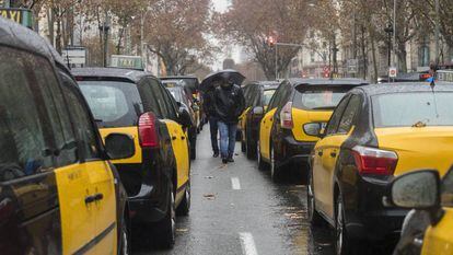 Huelga de taxistas en Barcelona contra las VTC en 2019.