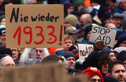 Protesta contra AfD en Fráncfort el pasado sábado. En el cartel se lee "Nunca más 1933" en referencia al año en el que Adolf Hitler fue nombrado canciller. 