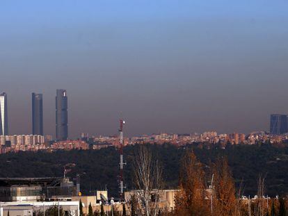 La boina de contaminación en Madrid vista desde la A-6.