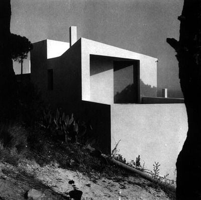 Fotografía de la Casa Ugalde, obra de 1951 en la que el arquitecto José Antonio Coderch combinó la arquitectura racionalista con la tradición vernácula rompiendo así con la ortodoxia del Movimiento Moderno.
