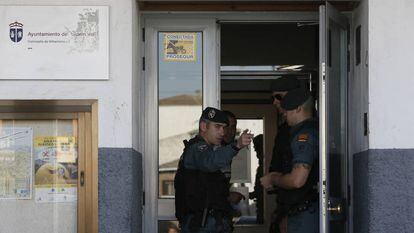 Agentes de la Guardia Civil, durante el registro del Ayuntamiento de Valdemoro realizado en octubre de 2014 dentro de la Operación Púnica.