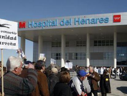 Manifestación frente al Hospital del Henares, en Coslada.