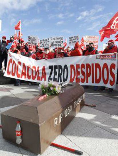 Trabajadores de Coca-Cola, en una protesta frente a la sede de la empresa en Madrid. efe