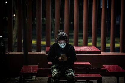 Una mujer intenta contactar con sus familiares mientras espera información en el Hospital General de Tláhuac.