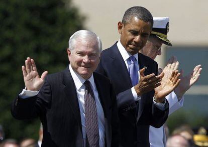 El exsecretario de Defensa Robert Gates al lado del presidente Obama, en junio de 2011. 