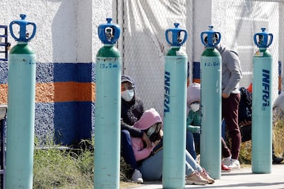 Habitantes de Puebla dejan tanques de oxígeno para hacer fila en espera de rellenarlos.