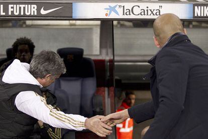 Vuelta de los cuartos de final de la Copa del Rey. Barcelona, 2 - Real Madrid, 2: Mourinho y Guardiola se saludan antes del duelo en el Camp Nou.